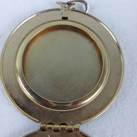 Vtg Avon Needlepoint Roses Petit Point Pendant Locket no chain floral locket. - Picture 6 of 15